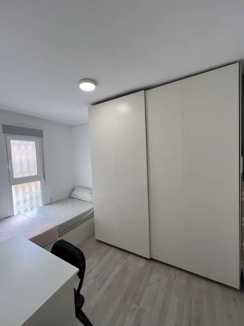Bedroom of Flat for share in Valencia  with Air Conditioner, Heating and Terrace