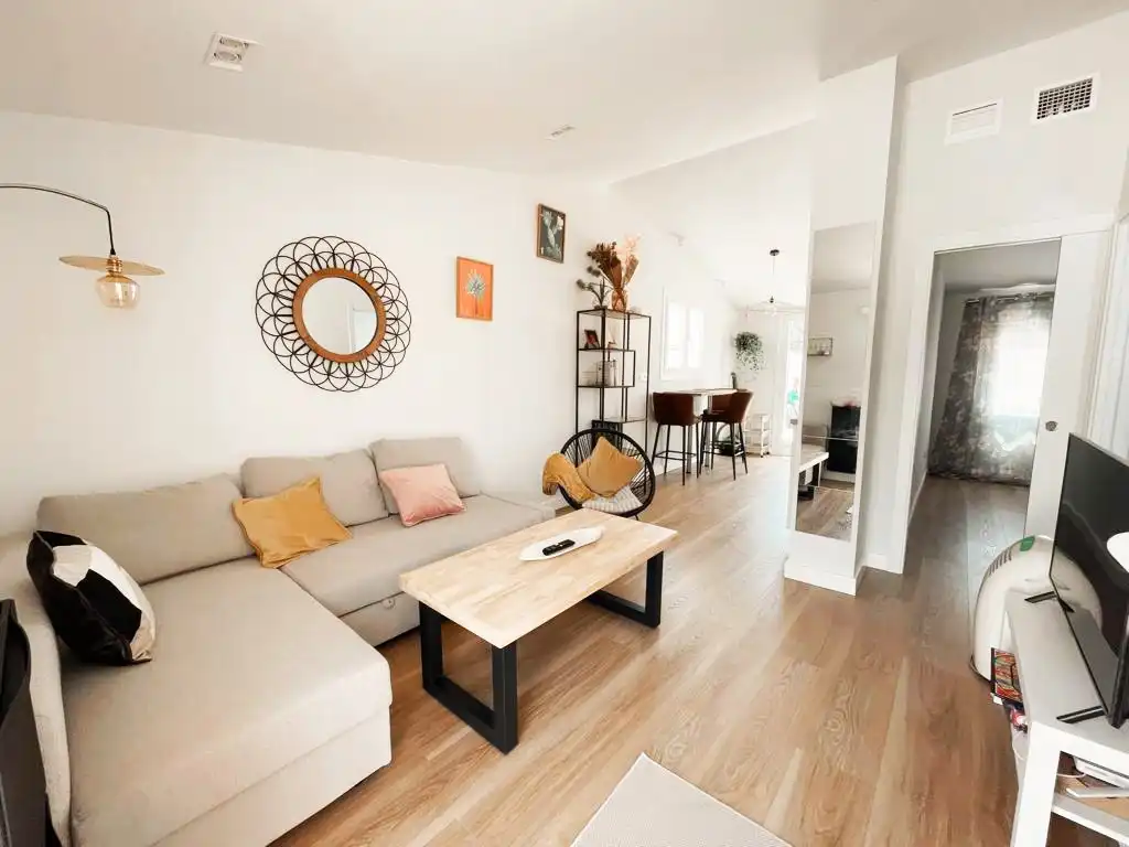 Sala d'estar de Àtic de lloguer en El Puerto de Santa María amb Aire condicionat, Terrassa i Moblat