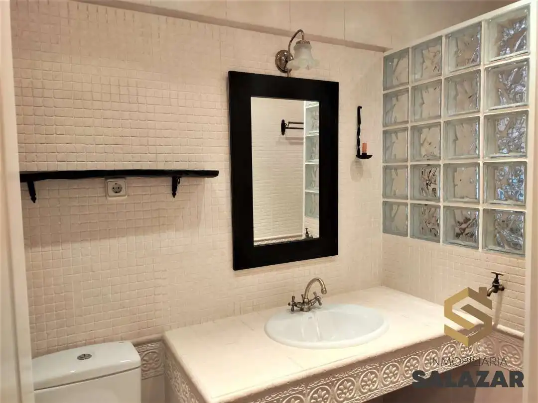 Badezimmer von Wohnungen zur Miete in Bilbao  mit Heizung und Balkon