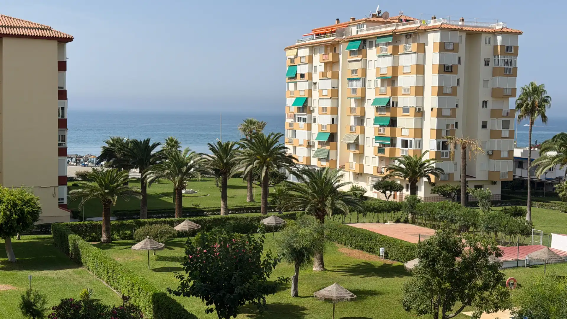 Schlafzimmer von Wohnungen zum Verkauf in Torrox mit Möbliert, Waschmaschine und Fernseher