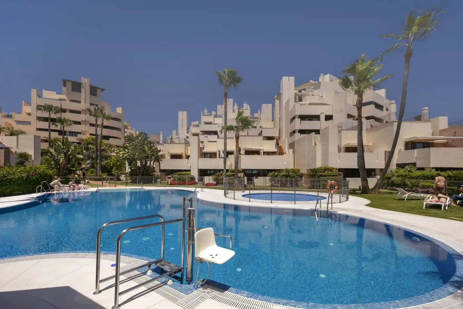 Piscina de Dúplex en venda en Estepona amb Aire condicionat, Terrassa i Traster