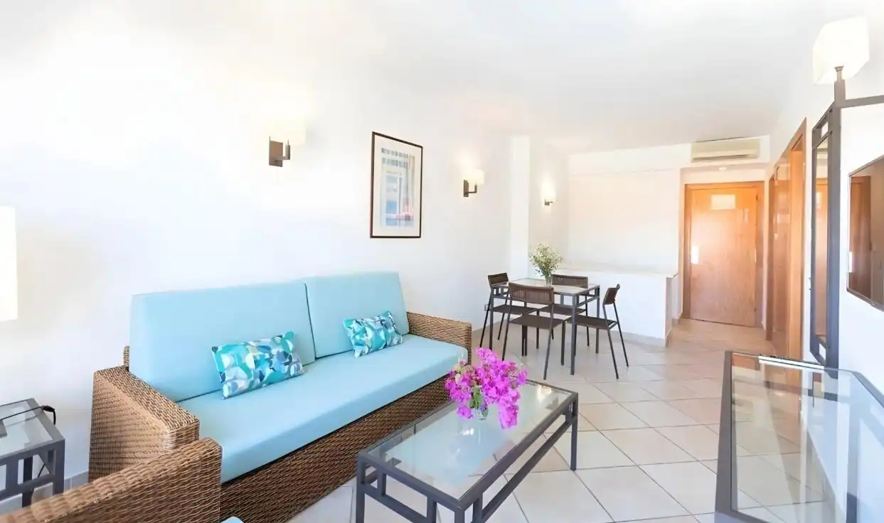 Sala d'estar de Apartament en venda en Estepona amb Aire condicionat, Jardí privat i Terrassa