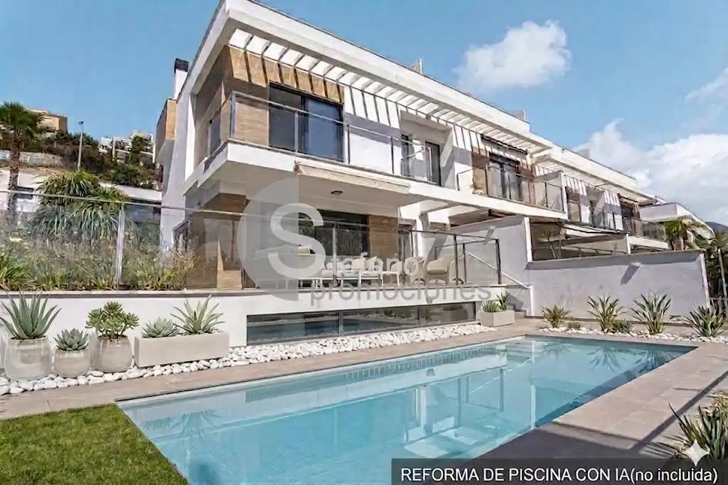 Schwimmbecken von Einfamilien-Reihenhaus zum Verkauf in Málaga mit Klimaanlage, Heizung und Privatgarten