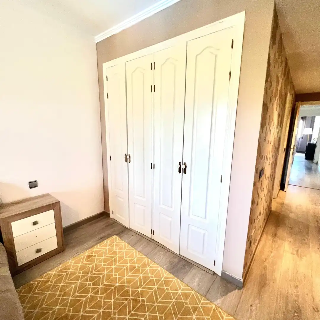 Schlafzimmer von Dachboden zur Miete in Estepona mit Klimaanlage, Terrasse und Schwimmbad
