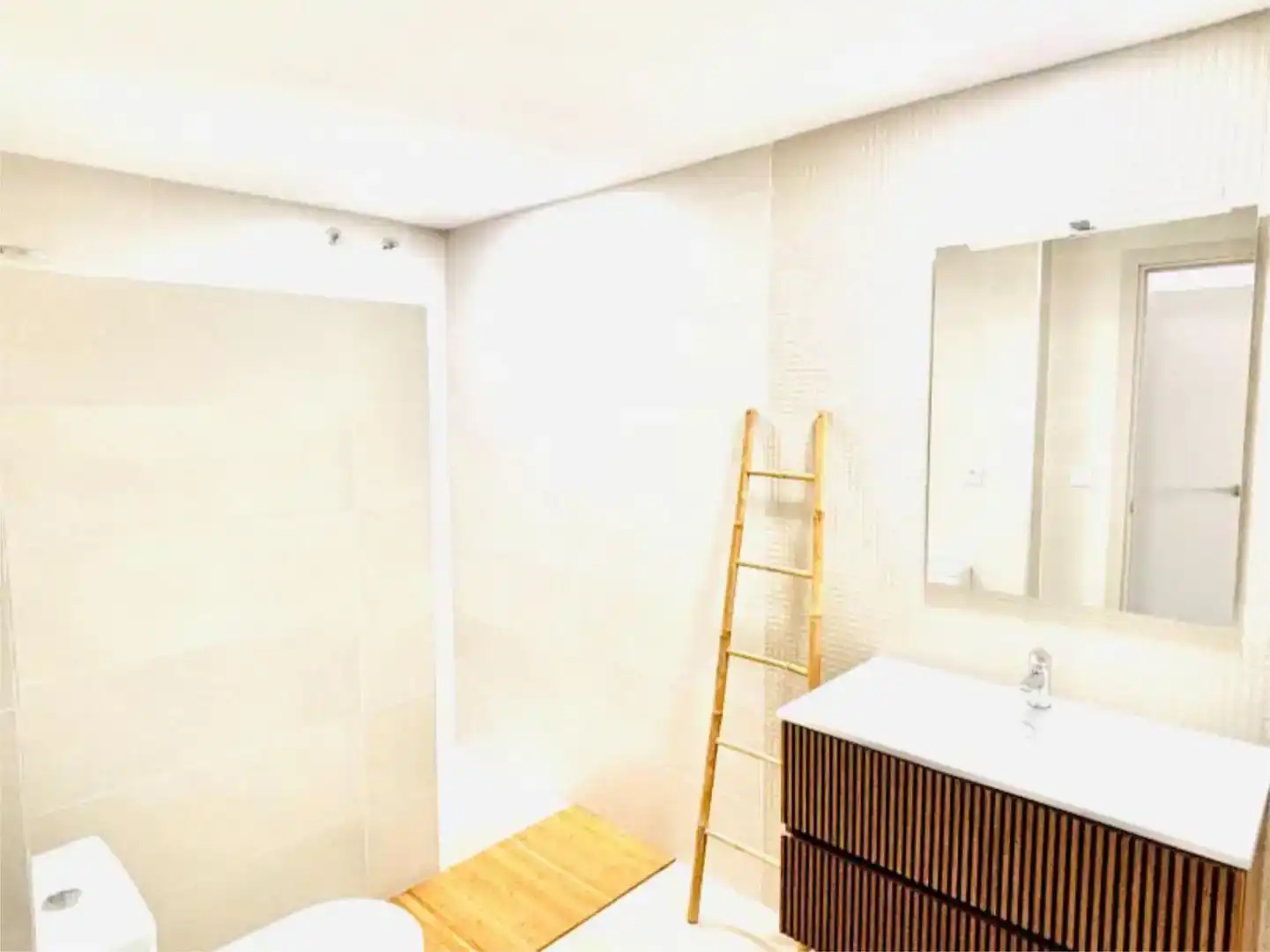 Badezimmer von Wohnung zur Miete in  Valencia Capital mit Klimaanlage und Balkon