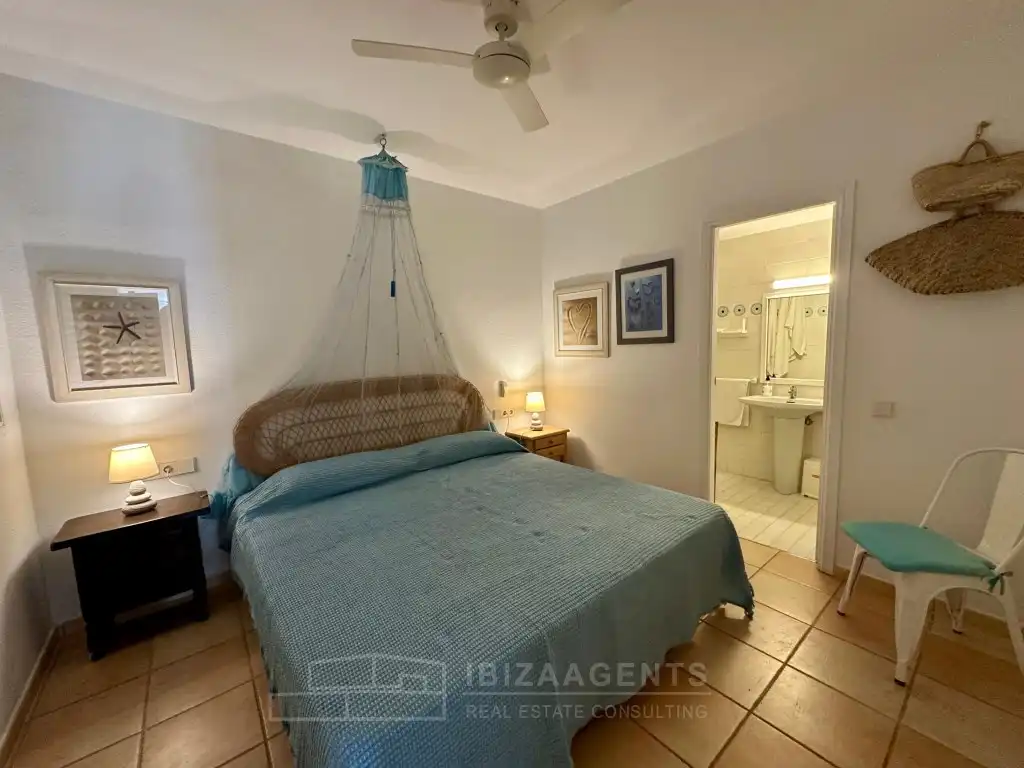 Dormitori de Apartament en venda en Sant Josep de sa Talaia amb Terrassa, Rentadora i TV