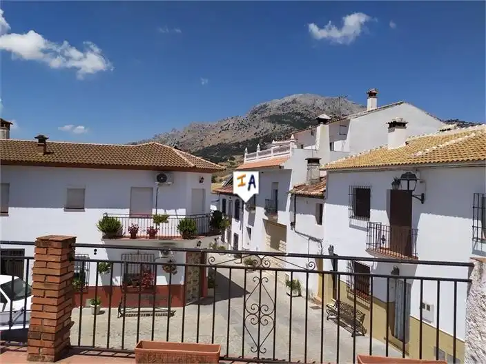 Vista exterior de Casa adosada en venda en Alfarnatejo amb Terrassa i Traster