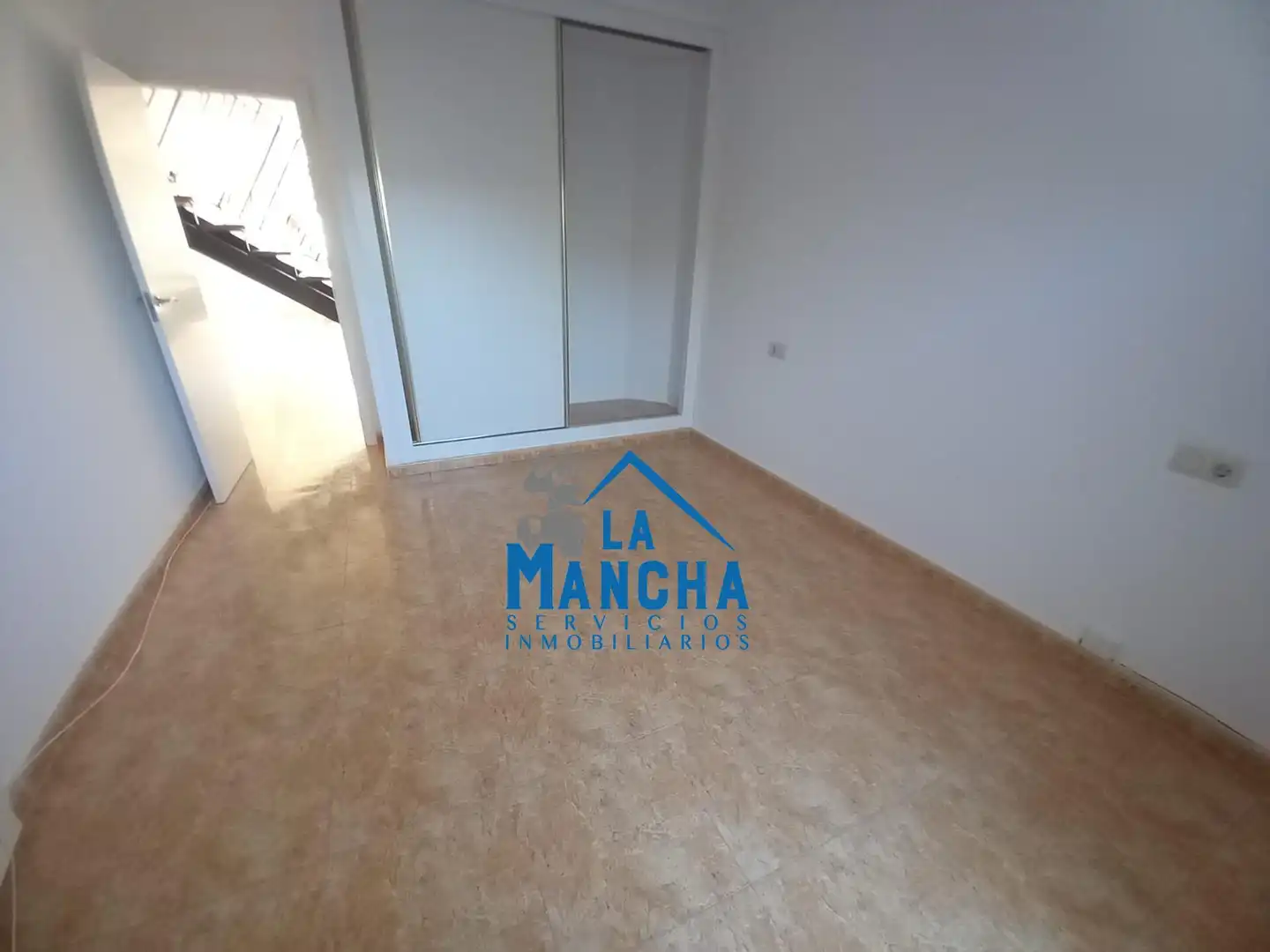 Vista exterior de Casa adosada en venda en Madrigueras amb Calefacció, Terrassa i Traster