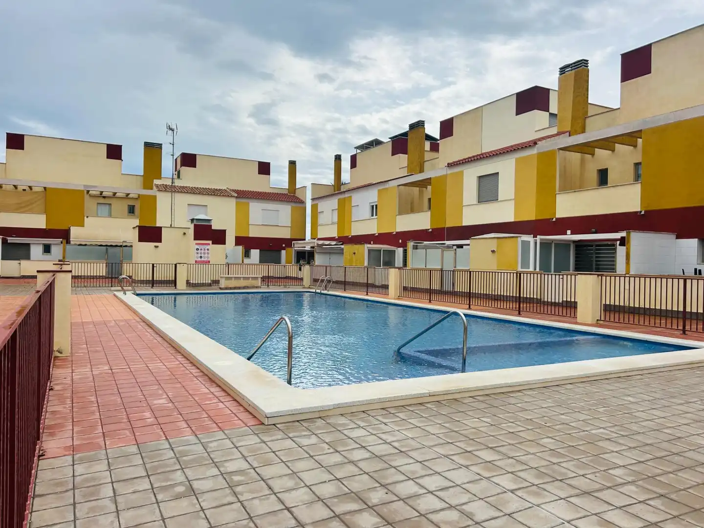 Piscina de Casa adosada en venda en Los Alcázares amb Aire condicionat, Terrassa i Moblat