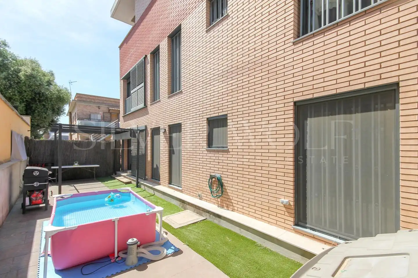 Vista exterior de Planta baixa en venda en Castelldefels amb Aire condicionat, Terrassa i Traster