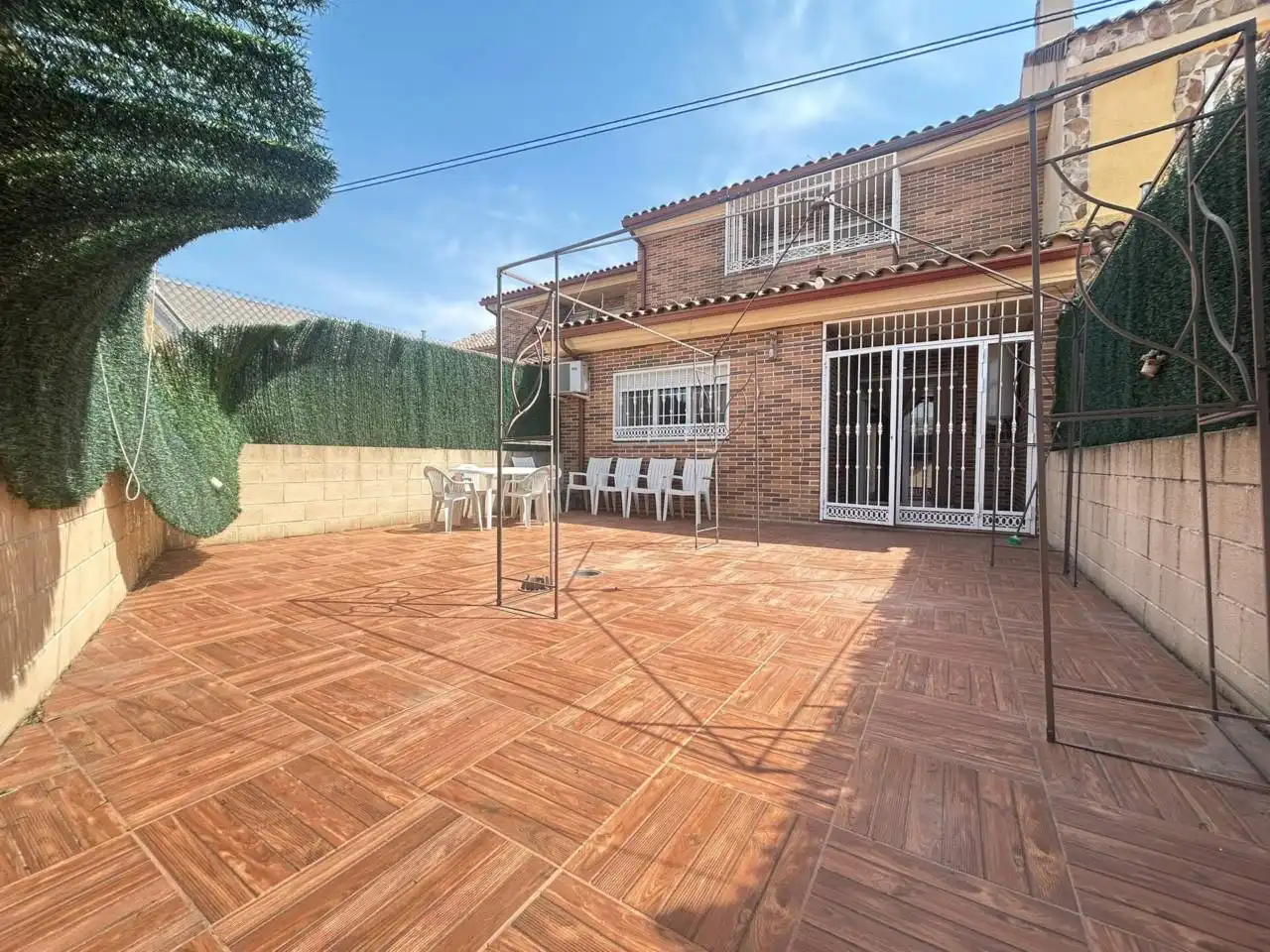 Adossat amb jardí en venda a Calle Países Bajos