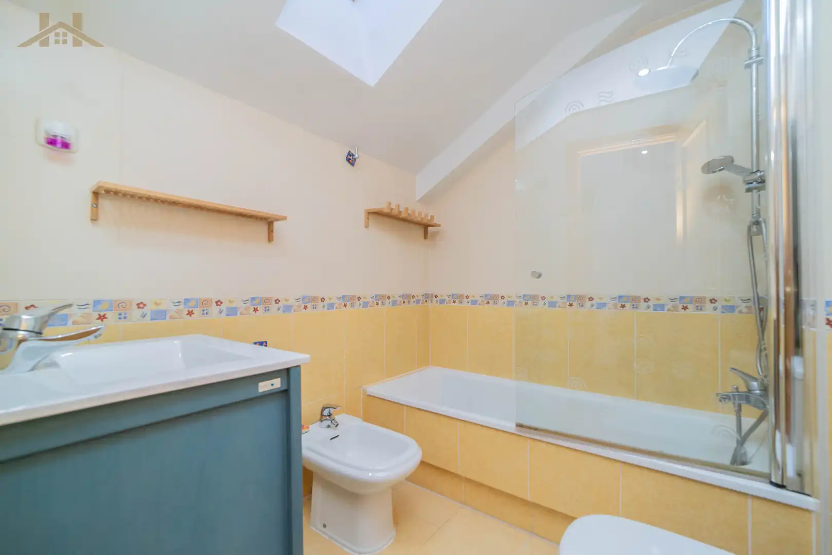 Baño de Casa adosada en venta en Leganés con Aire acondicionado, Calefacción y Jardín privado