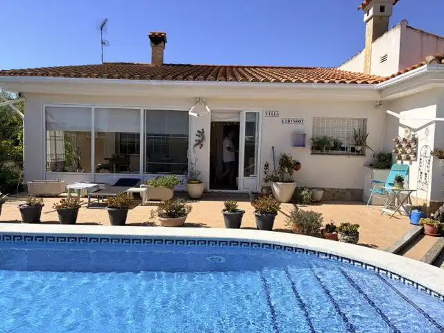 Xalet amb piscina en venda a Eucaliptus- Poble Nou del Delta