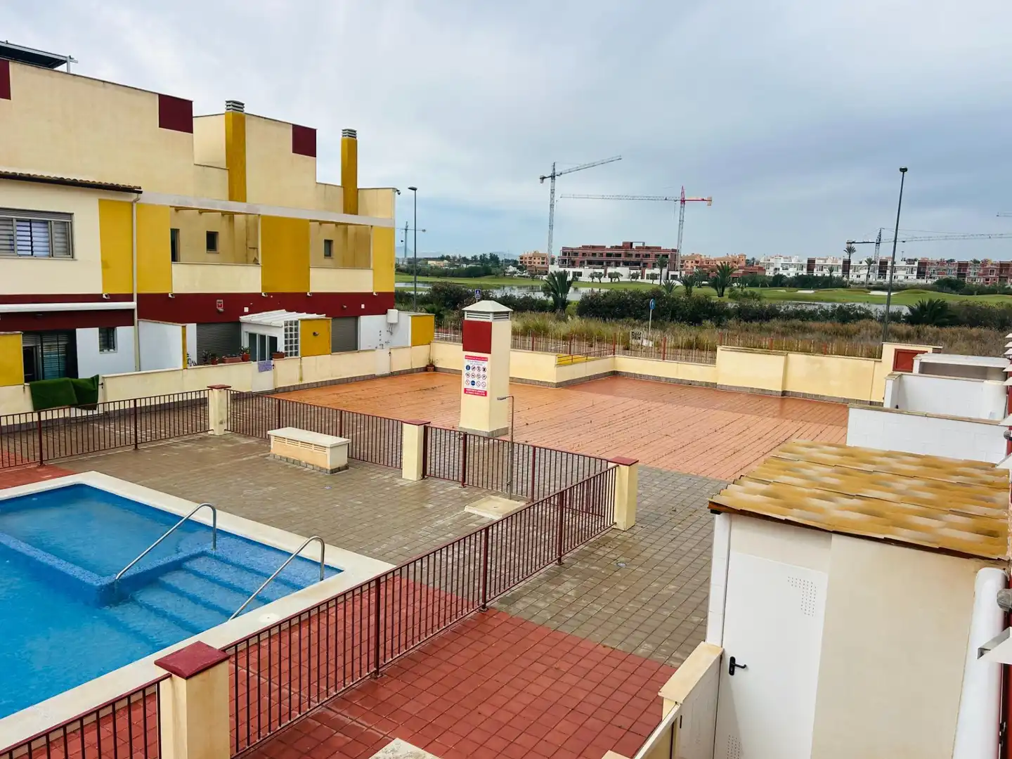Piscina de Casa adosada en venda en Los Alcázares amb Aire condicionat, Terrassa i Moblat
