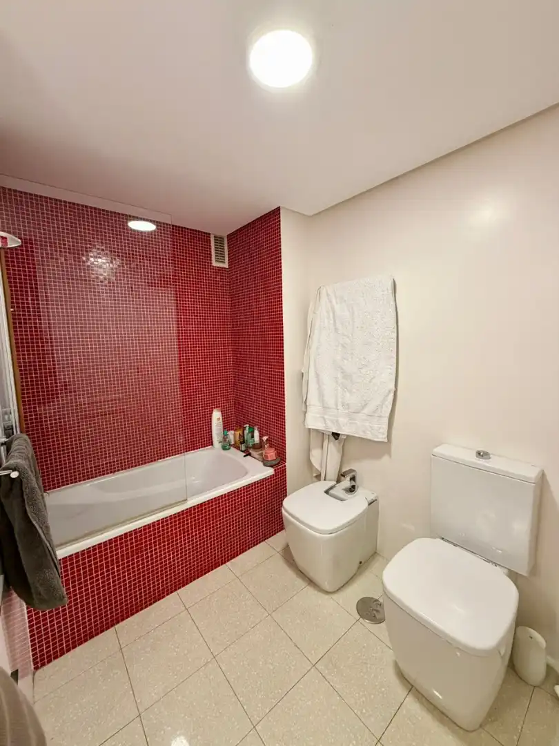 Badezimmer von Wohnung zur Miete in Almería mit Klimaanlage, Heizung und Terrasse