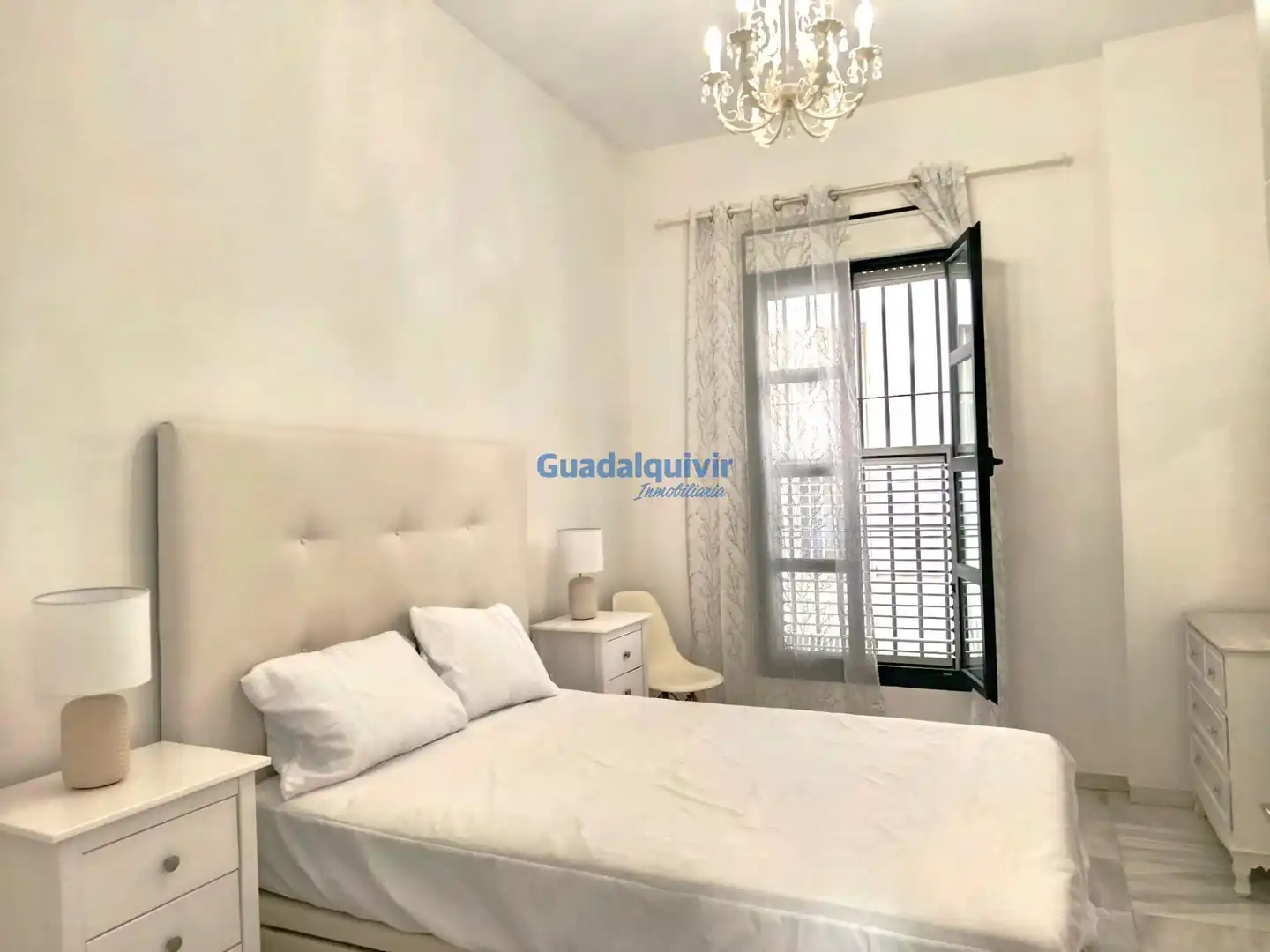 Dormitori de Apartament de lloguer en Sevilla amb Aire condicionat i Moblat