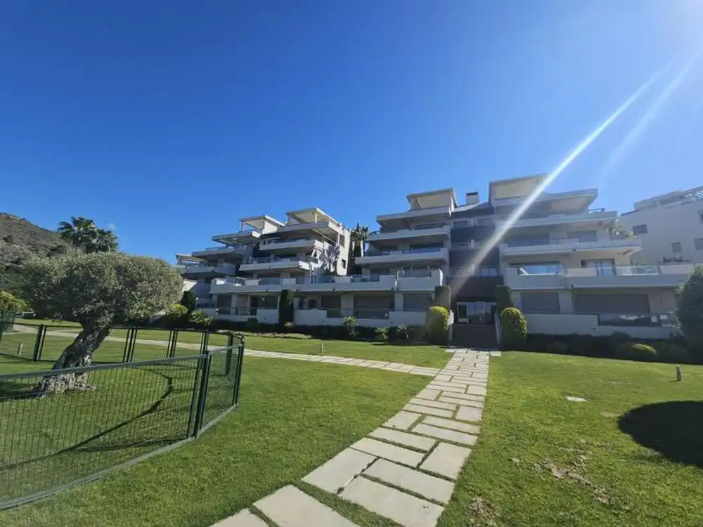 Außenansicht von Wohnungen zur Miete in Benahavís mit Klimaanlage, Terrasse und Schwimmbad