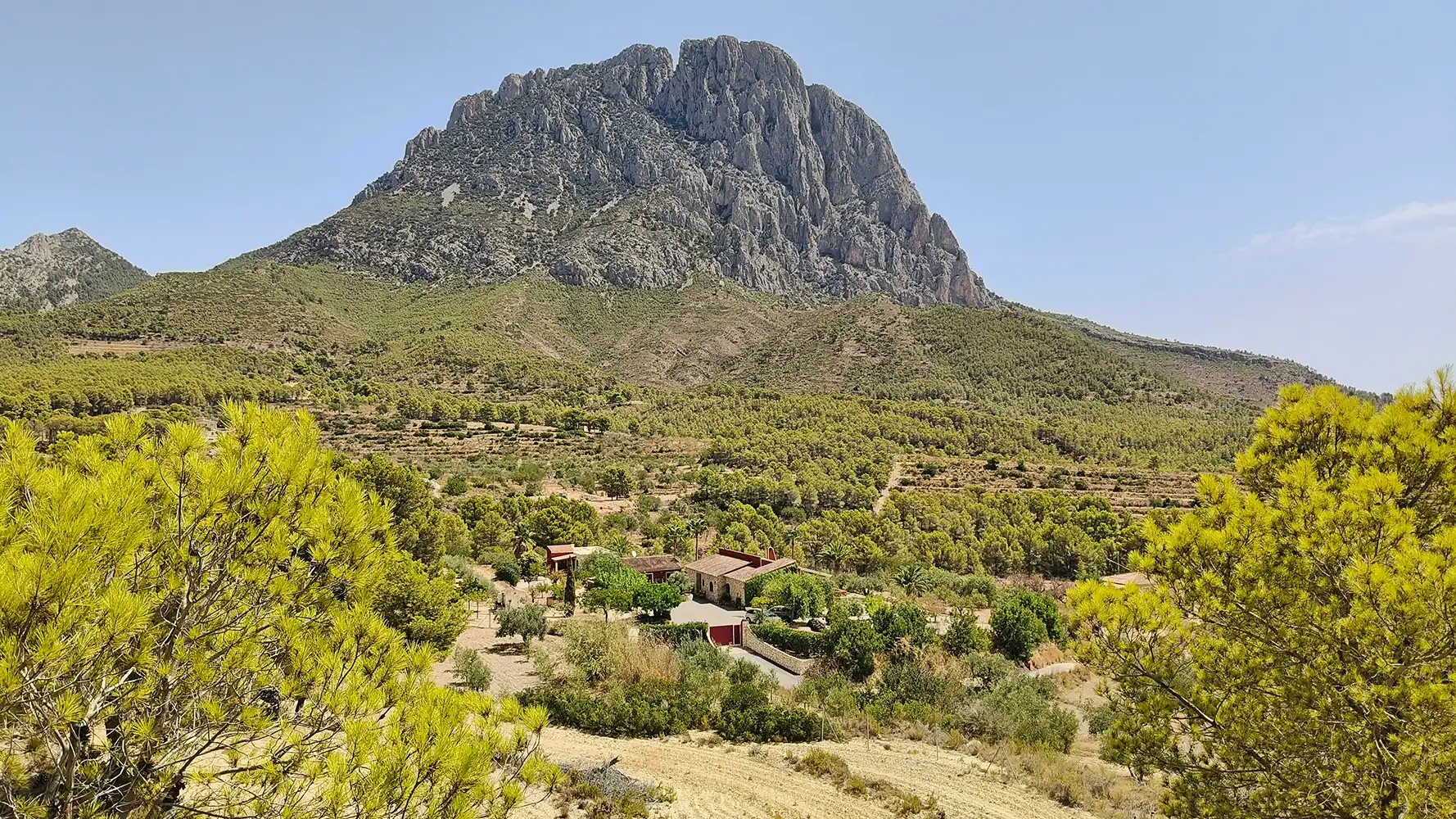 Vista exterior de Finca rústica en venda en Finestrat amb Aire condicionat, Calefacció i Jardí privat