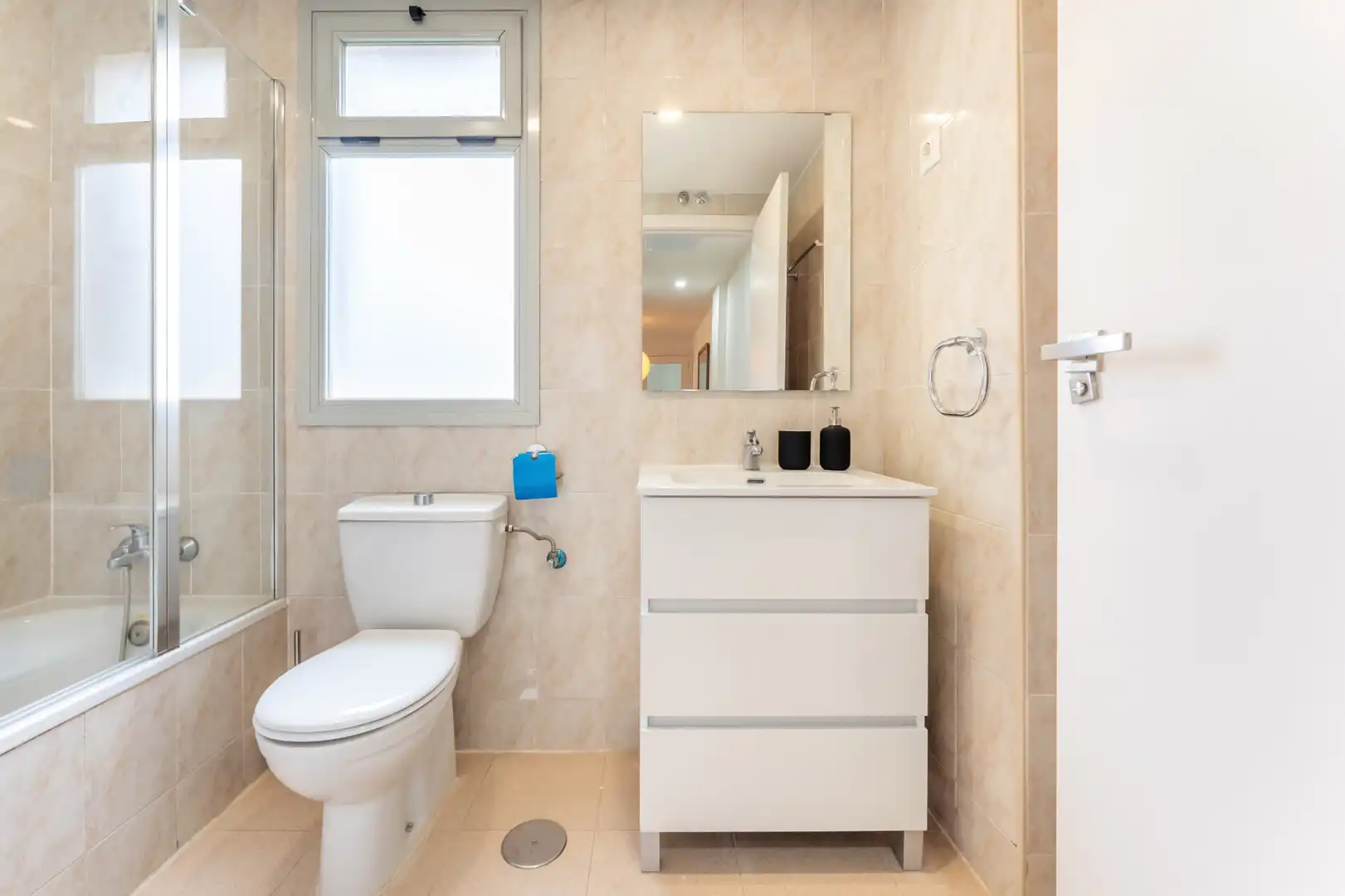 Bathroom of Flat for sale in Madrid  with Air Conditioner, Storage room and Community pool