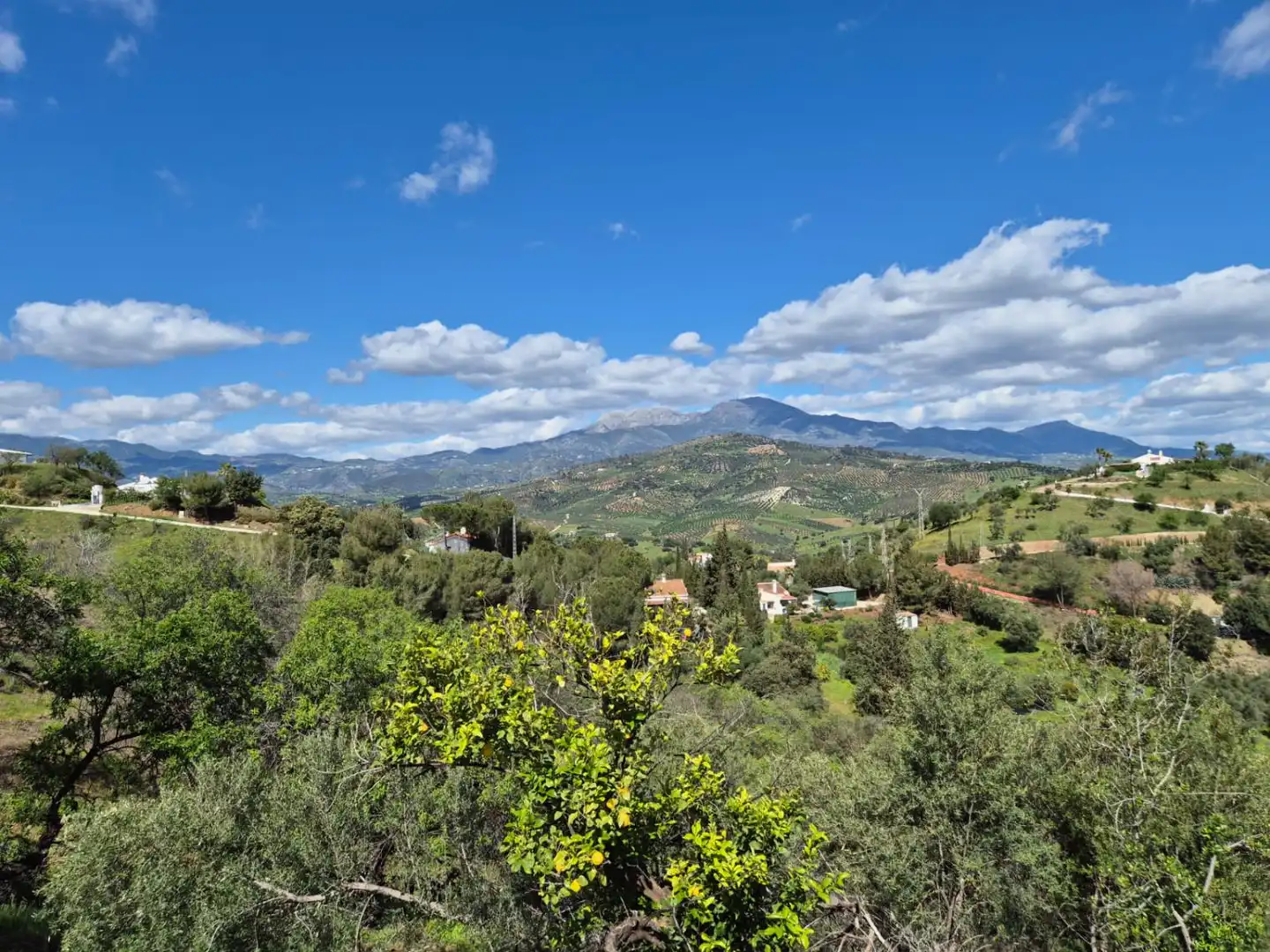 Vista exterior de Finca rústica en venda en Guaro amb Calefacció, Terrassa i Traster