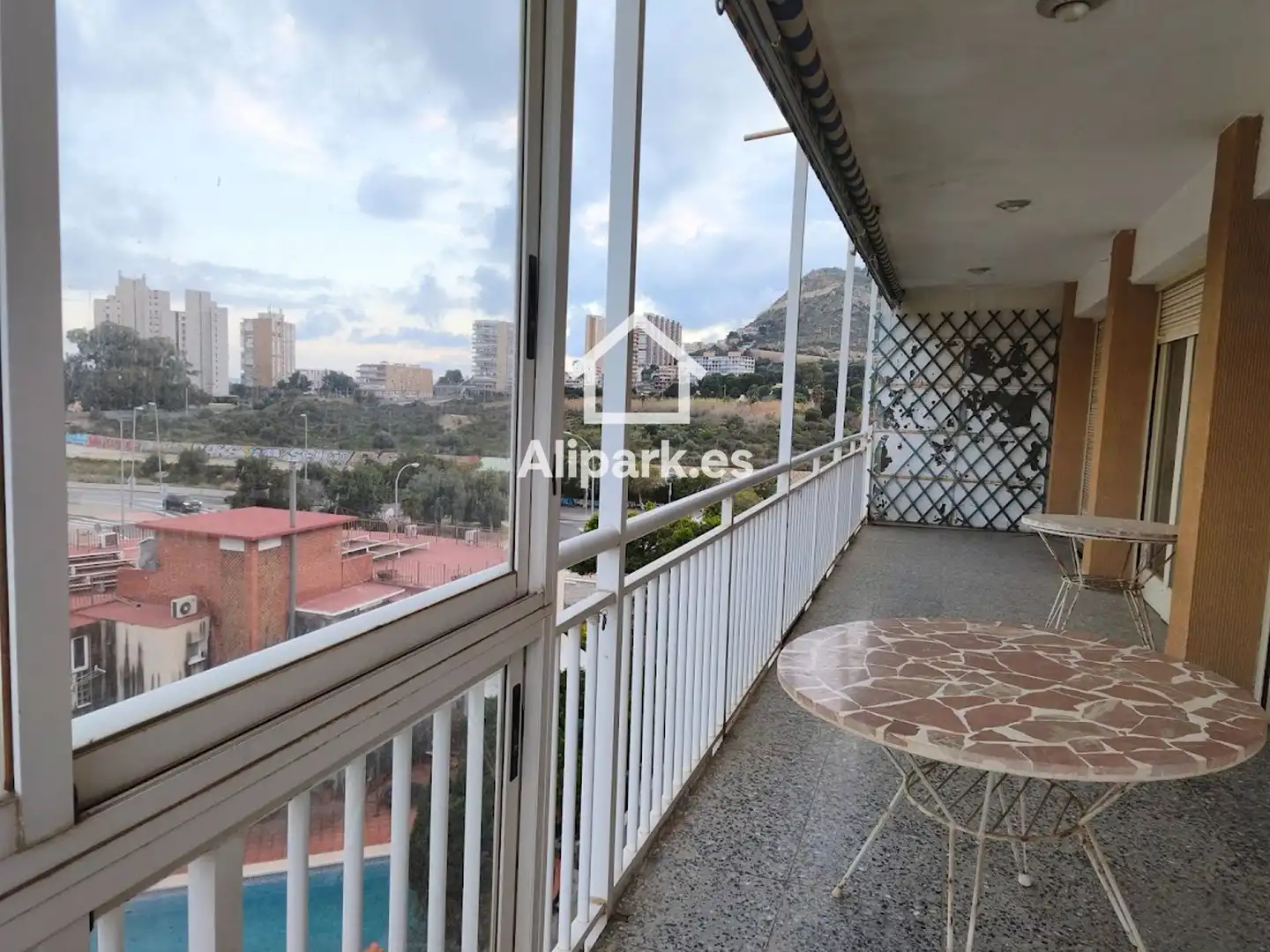 Vista exterior de Piso en venta en Alicante / Alacant con Terraza y Amueblado
