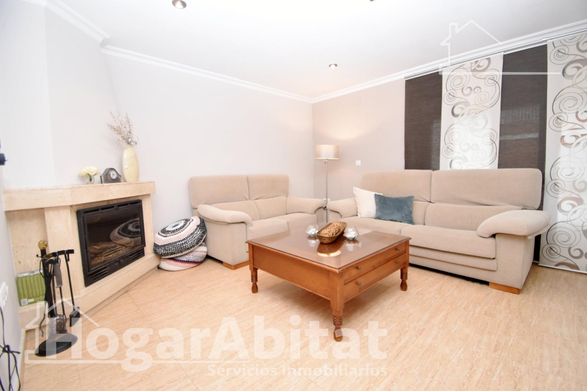 Sala d'estar de Casa adosada en venda en Alzira amb Aire condicionat, Terrassa i Traster