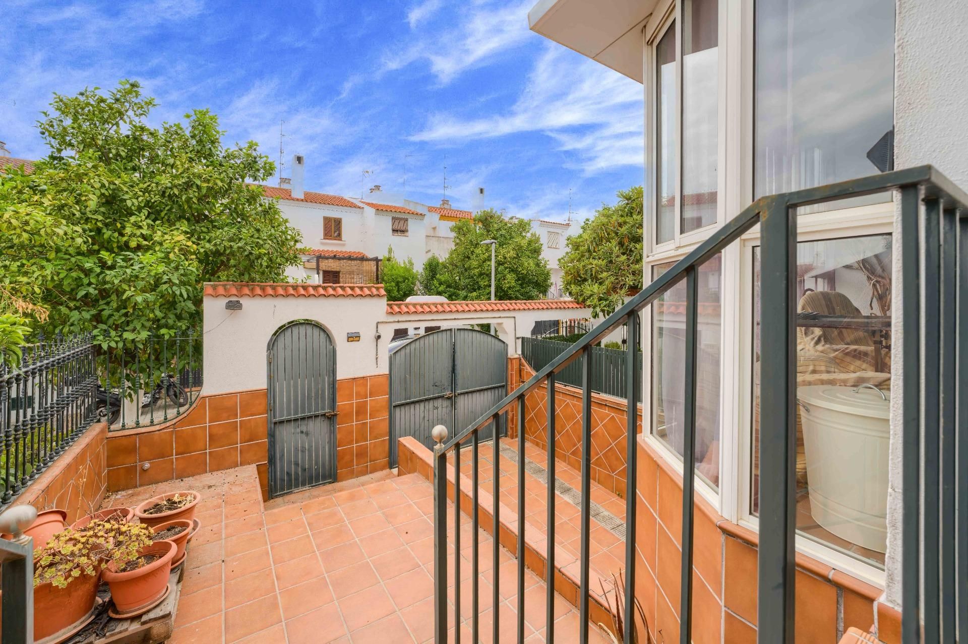 Vista exterior de Casa adosada en venda en Mairena del Aljarafe amb Aire condicionat, Jardí privat i Terrassa