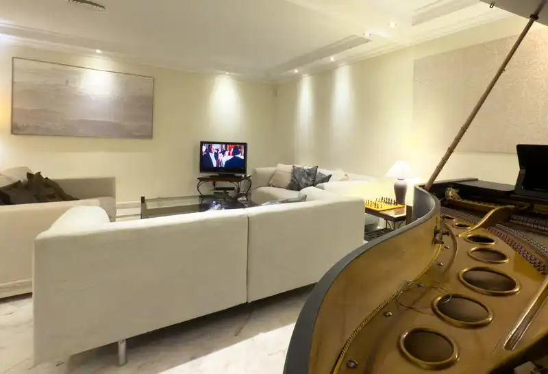 Sala d'estar de Casa o xalet de lloguer en Marbella amb Aire condicionat, Jardí privat i Terrassa