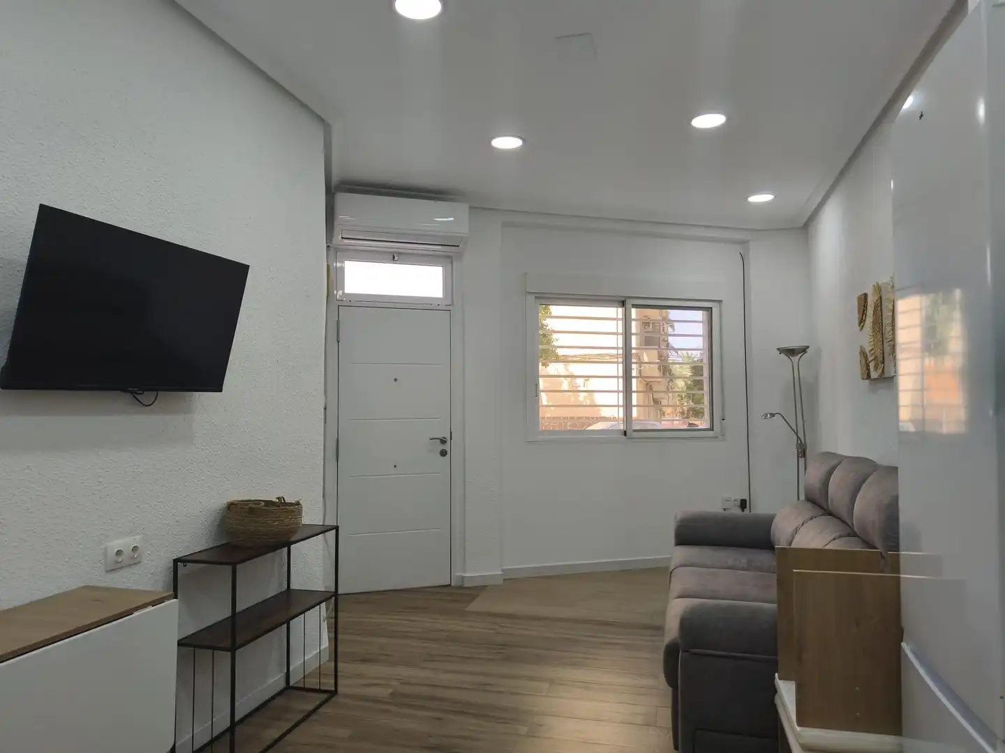 Living room of Ground floor for sale in Elche / Elx  with Air Conditioner, Parquet flooring and Furnished
