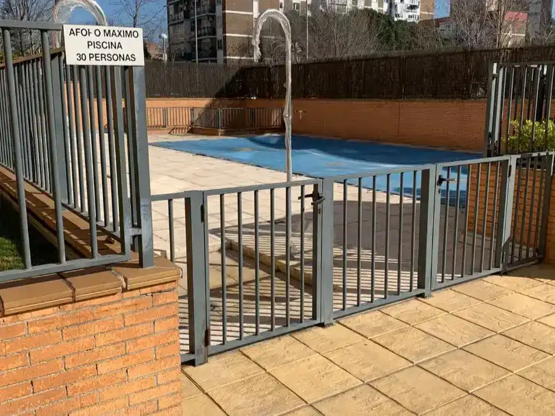 Schwimmbecken von Wohnung zum Verkauf in  Madrid Capital mit Klimaanlage und Schwimmbad