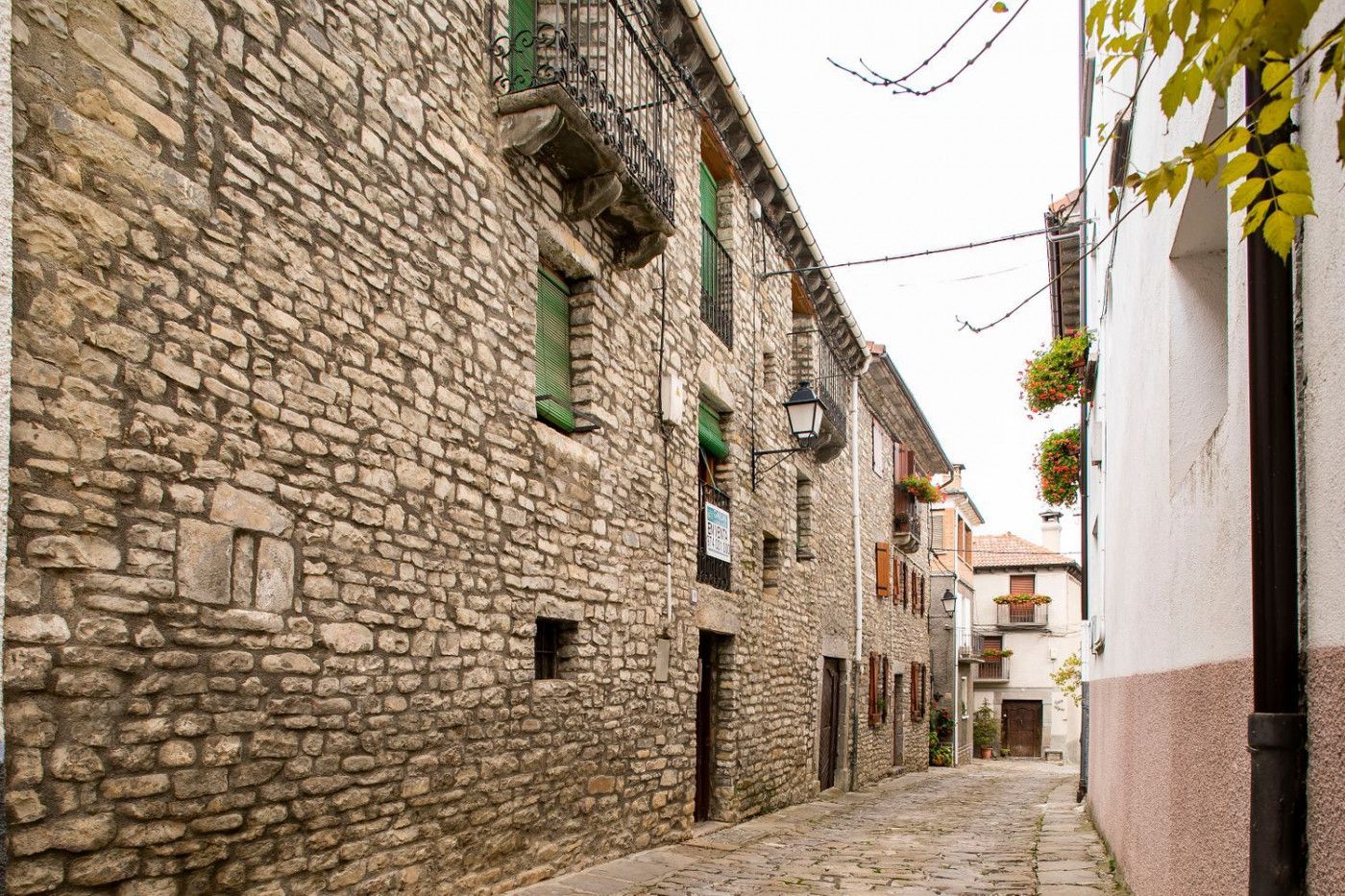 Vista exterior de Casa o xalet en venda en Sabiñánigo amb Calefacció, Jardí privat i Terrassa