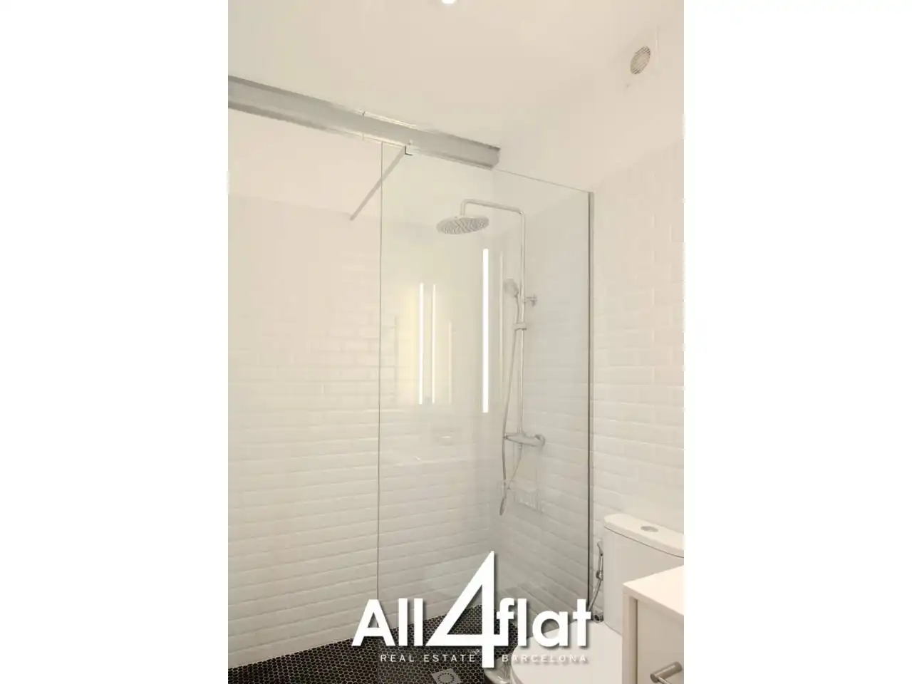 Bathroom of Study for rent in Barcelona  with Air Conditioner, Heating and Furnished