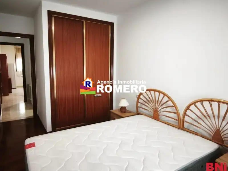 Schlafzimmer von Wohnungen zur Miete in Santiago de Compostela  mit Heizung, Abstellraum und Möbliert