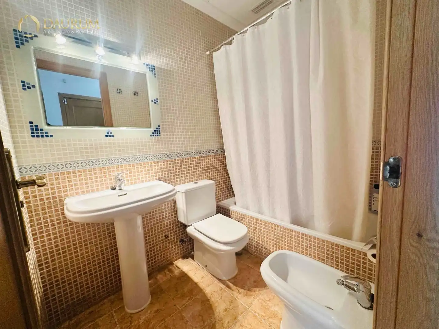 Bathroom of Flat for sale in Sevilla  with Air Conditioner, Heating and Terrace