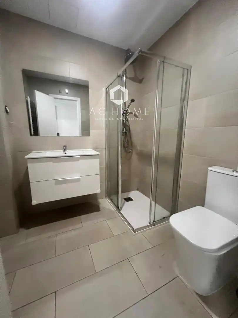 Baño de Piso de alquiler en Campo Real con Aire acondicionado, Calefacción y Piscina