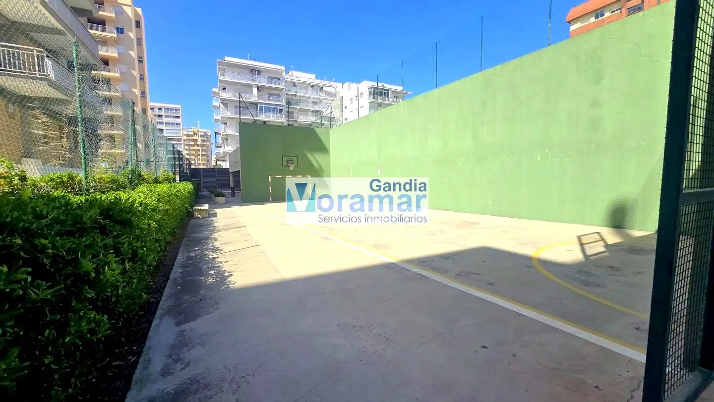 Aparcament de Apartament de lloguer en Gandia amb Aire condicionat, Terrassa i Moblat