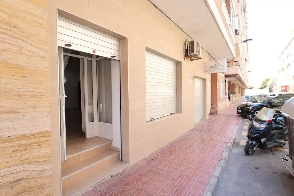 Business premises for sale in Calle Calle Villa Madrid