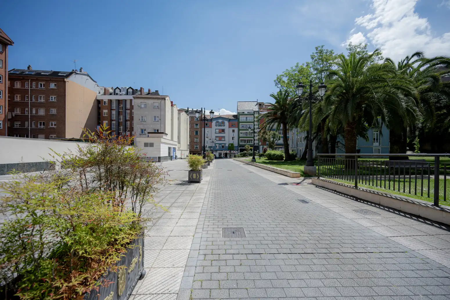 Außenansicht von Wohnung zum Verkauf in Oviedo  mit Heizung, Privatgarten und Abstellraum