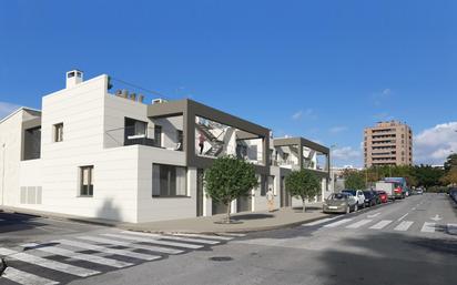 Vista exterior de Casa o xalet en venda en Alicante / Alacant amb Terrassa, Piscina i Balcó