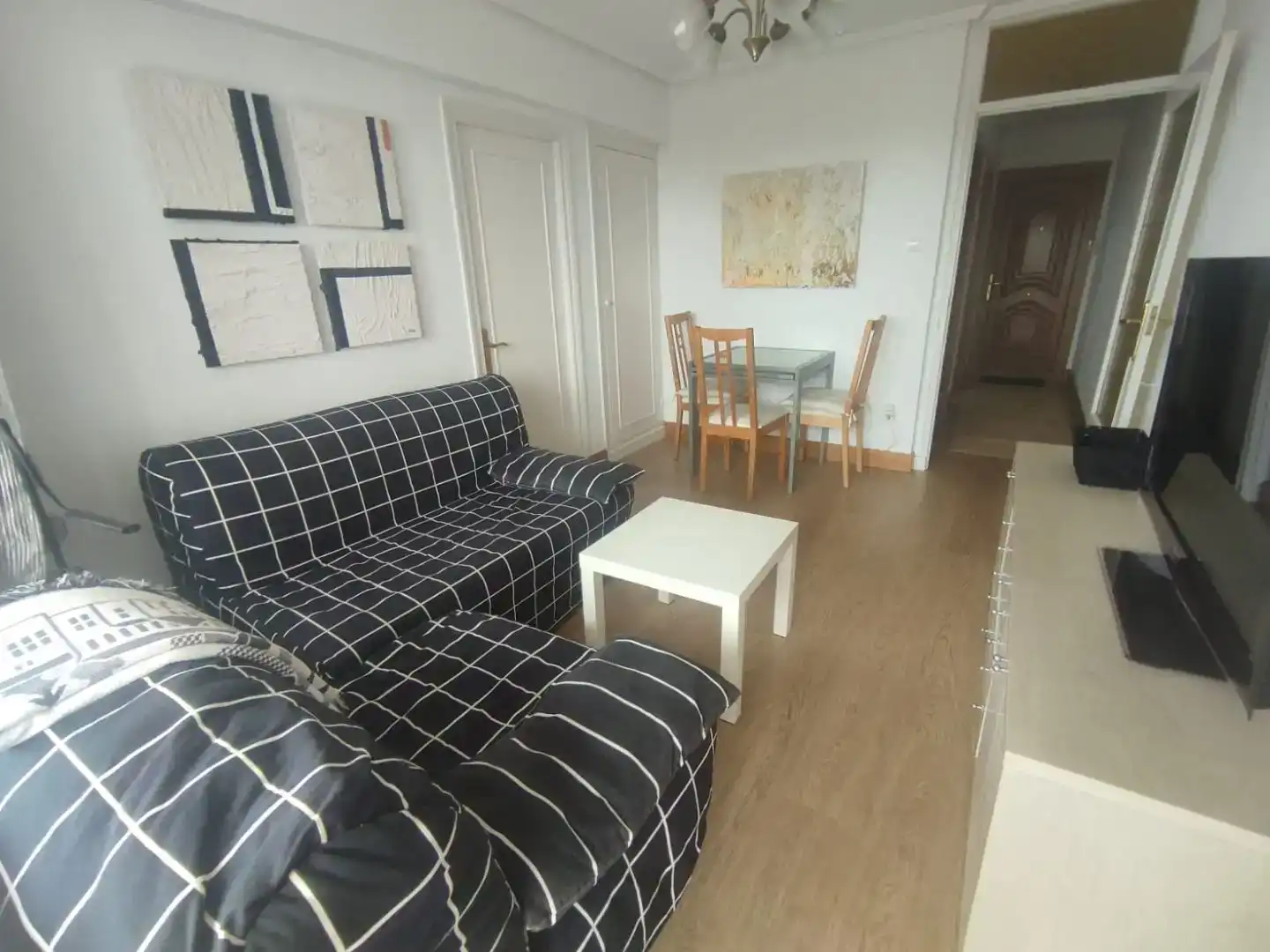 Sala d'estar de Pis de lloguer en Laredo amb Balcó