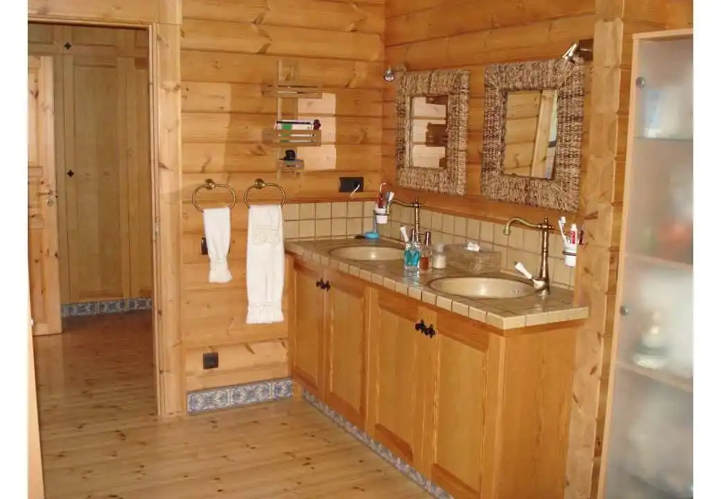 Badezimmer von Haus oder Chalet zum Verkauf in Vallromanes mit Klimaanlage, Heizung und Privatgarten