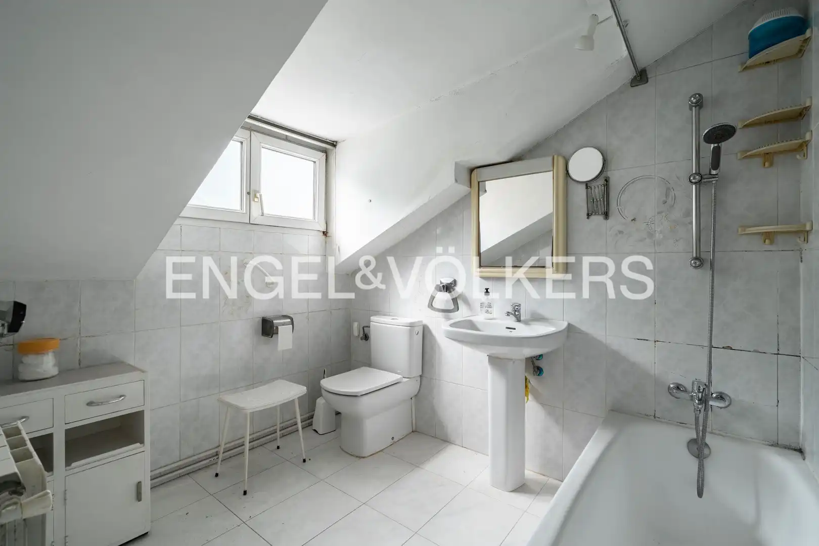 Badezimmer von Dachboden zum Verkauf in Santander mit Heizung