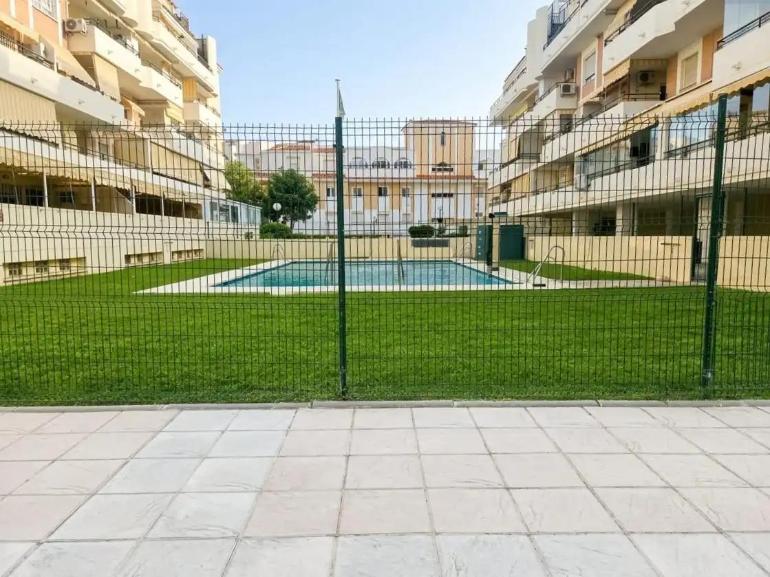 Schwimmbecken von Wohnung zum Verkauf in Rincón de la Victoria mit Klimaanlage, Terrasse und Abstellraum
