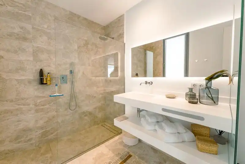 Bany de Casa o xalet de lloguer en Estepona amb Aire condicionat, Jardí privat i Terrassa