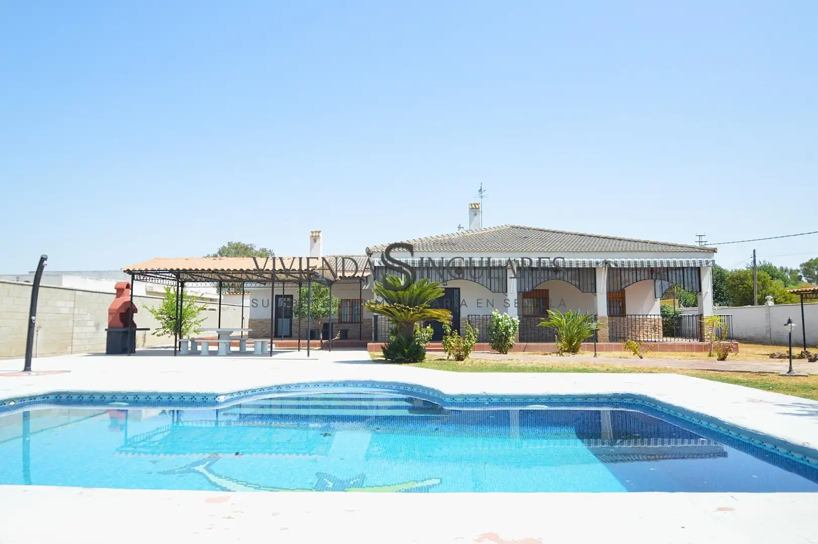 Chalet con piscina en venta en Carmona