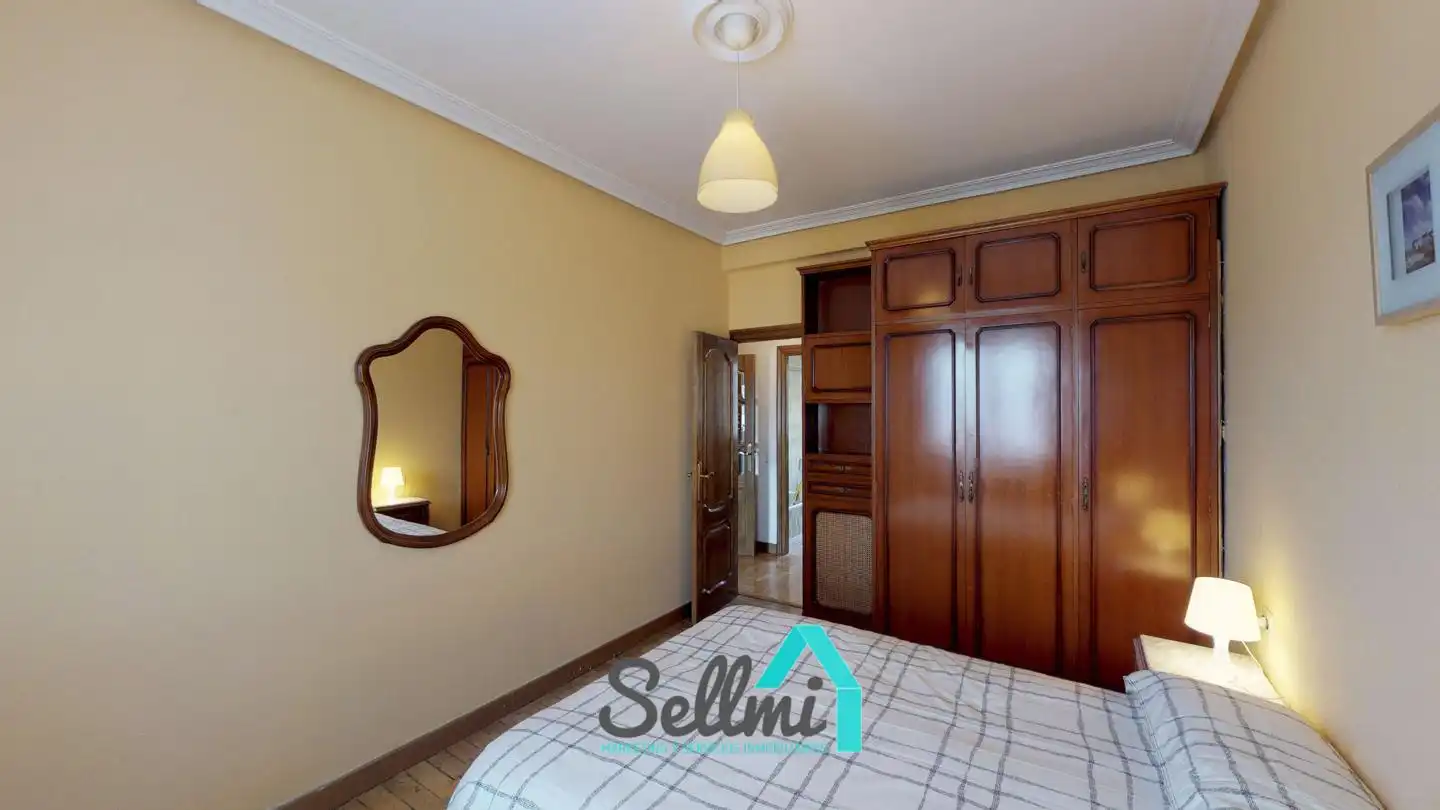 Bedroom of Flat for rent in Oviedo   with Heating, Parquet flooring and Furnished