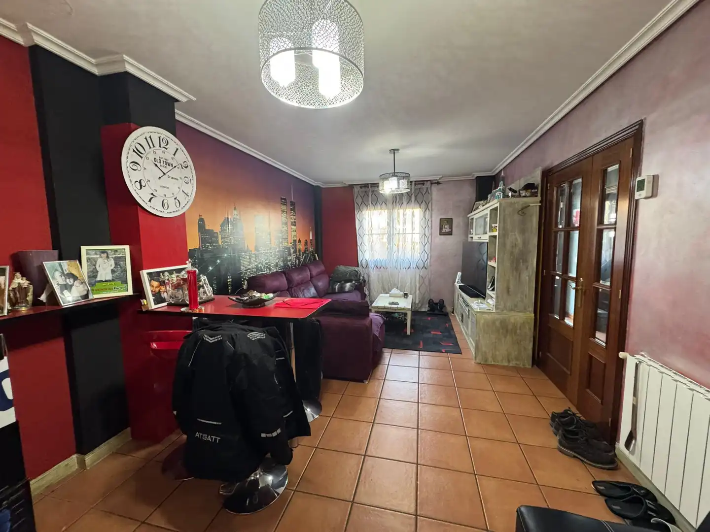 Wohnzimmer von Einfamilien-Reihenhaus zum Verkauf in Polanco mit Heizung, Privatgarten und Terrasse