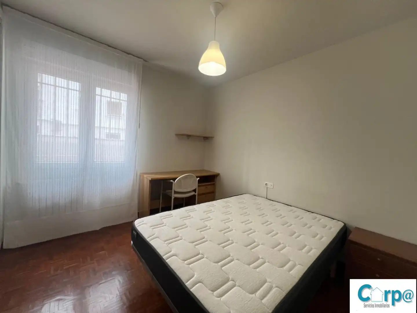 Habitación de Piso de alquiler en  Pamplona / Iruña con Calefacción, Parquet y Amueblado