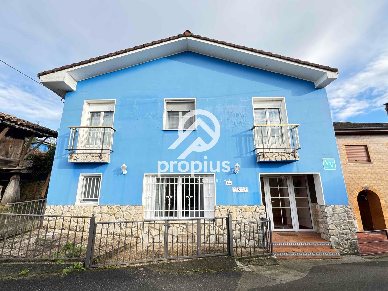 Vista exterior de Casa o xalet en venda en Parres amb Calefacció, Parquet i Terrassa