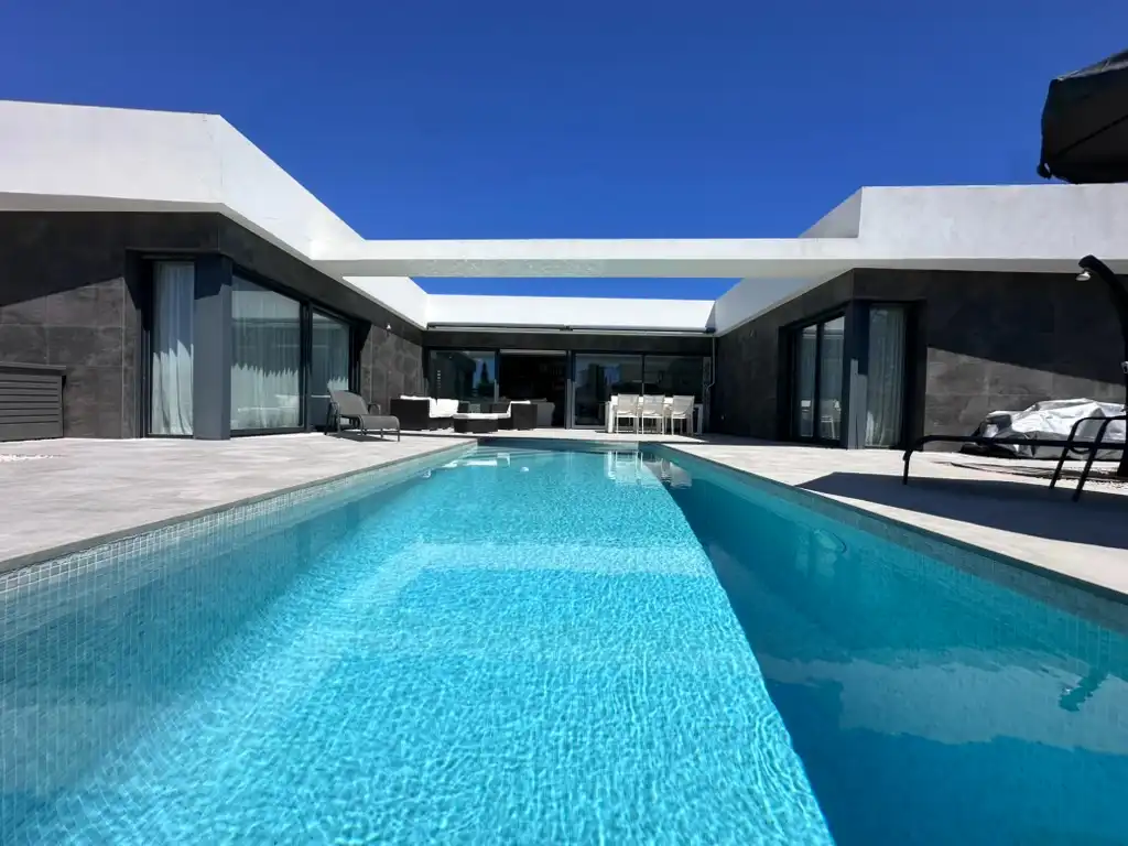 Casa amb piscina en venda a Carrer de la Cuereta